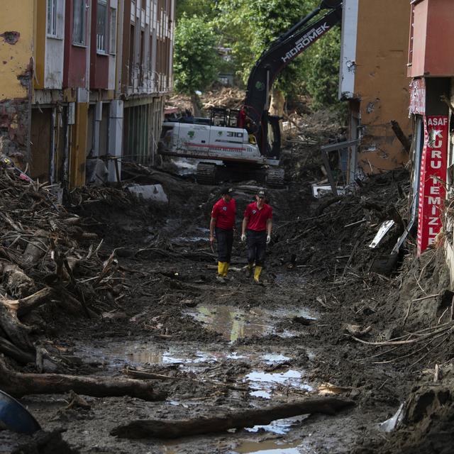 Des sauveteurs dans les rues de Bozkurt après des importantes inondations. [Keystone/AP Photo]