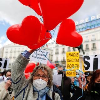 Militants favorables à l'euthanasie devant le parlement espagnol à Madrid, 18.03.2021. [Reuters - Susana Vera]