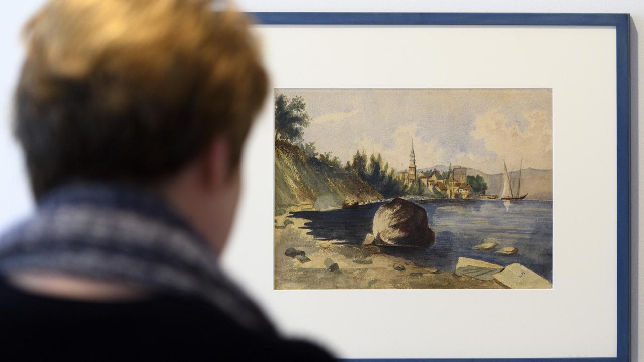 Une femme contemple "Yvoire au bord du Leman" (1872) du peintre Ferdinand Hodler [KEYSTONE - LAURENT GILLIERON]