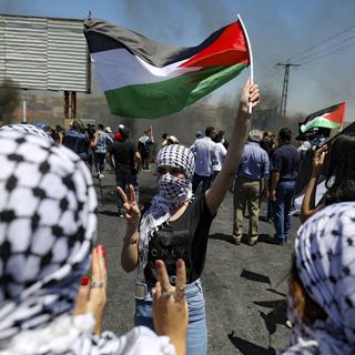 Des jeunes Palestiniennes lors d'une manifestation près de Ramallah le 15 mai 2021. [AFP - Abbas Momani]