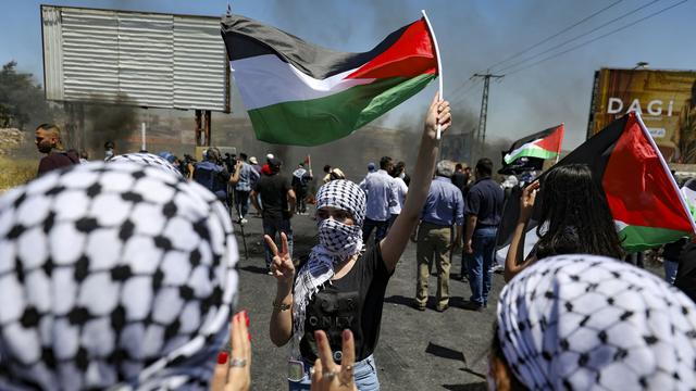 Des jeunes Palestiniennes lors d'une manifestation près de Ramallah le 15 mai 2021. [AFP - Abbas Momani]