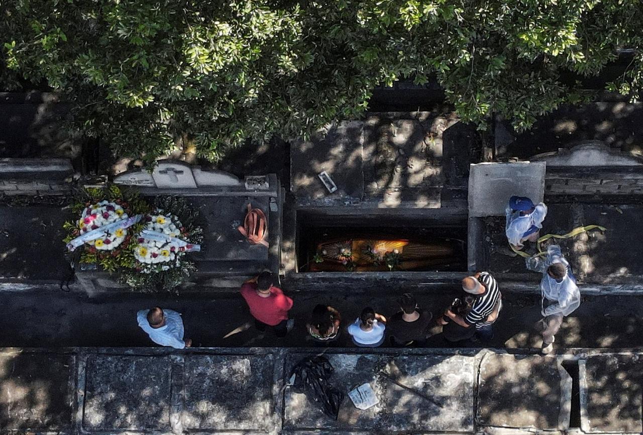 Une famille dit adieu à une proche décédée du Covid-19, dans le cimetière de Caju, au nord de Rio de Janeiro. Brésil, le 7 janvier 2021. [Keystone/epa - Antonio Lacerda]