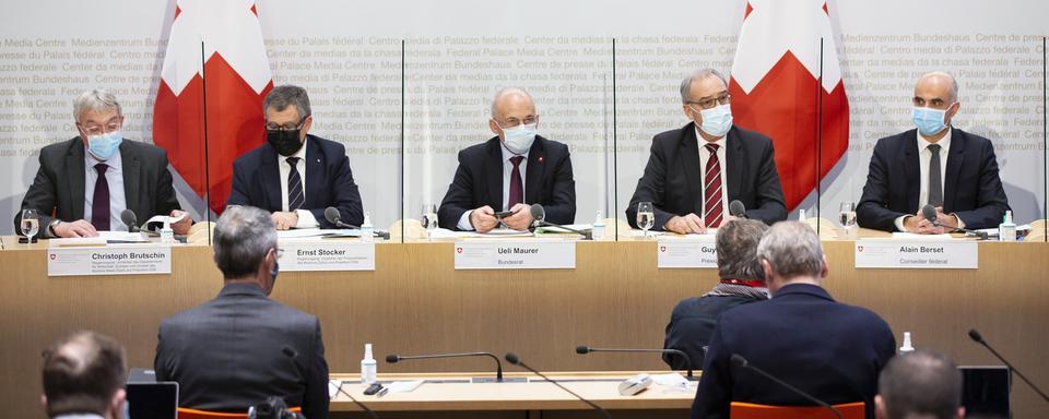 Le Conseil fédéral a pour la première fois utilisé des plexiglas et des masques pendant la conférence de presse. [Keystone - Peter Klaunzer]