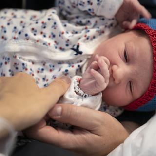 Un nouveau-né à l'hôpital de Zurich. [Keystone - Gaetan Bally]