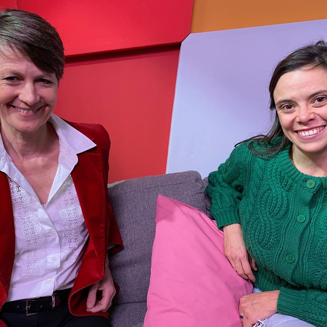 Madeleine von Holzen, rédactrice en chef du «Temps» rencontre la comédienne Charlotte Filou. [RTS]