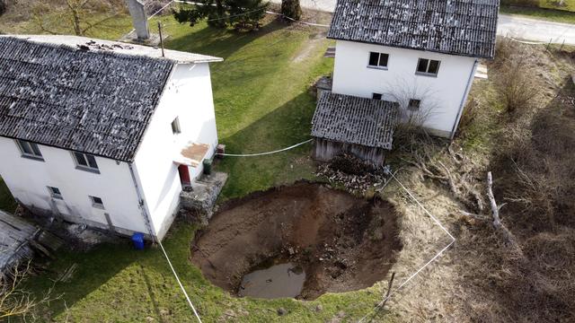 Une des dépressions circulaires qui se sont formées (ici près du village de Mecencani, dans le centre de la Croatie) après le séime du 29 décembre 2020. [Keystone - AP Photo/Darko Bandic]