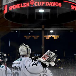 Rasmus Tirronen de Turku, au centre, et ses coéquipiers regardent le replay après le 1-0 lors du match entre l'équipe du Canada et TPS Turku, lors de la 93e Coupe Spengler de hockey sur glace à Davos, en Suisse, lundi 30 décembre 2019. [KEYSTONE - Gian Ehrenzeller]