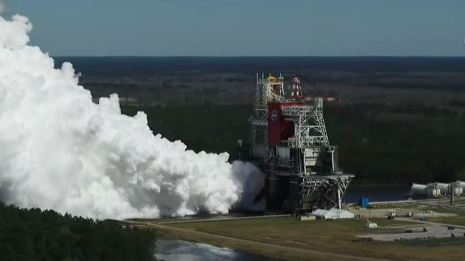 Le test "hot fire" des quatre moteurs RS-25 de l'étage principal de la fusée SLS de la NASA. Stennis Space Center, le 18 mars 2021. [NASA/youtube - Capture d'écran]