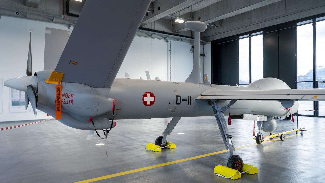 L'un des drones israéliens Hermes 900 HFE dans un hangar de l'armée à Emmen. [Keystone - Georgios Kefalas]