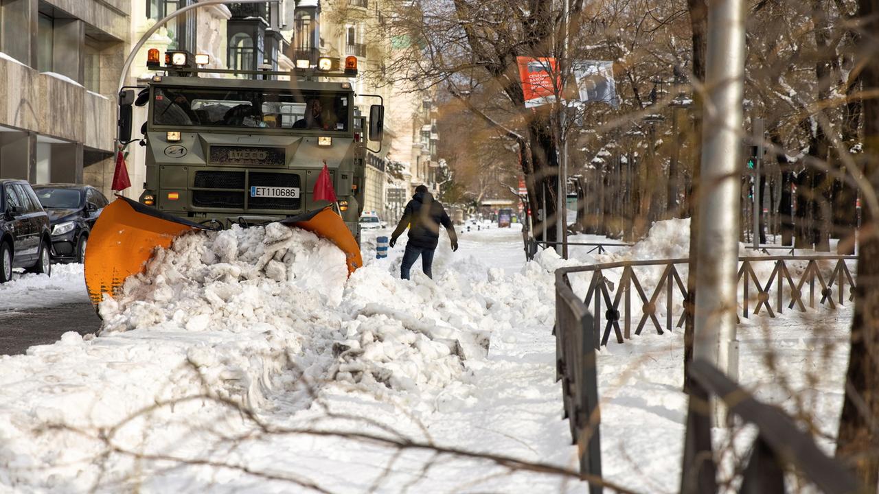 Au lendemain d'une tempête de neige historique, les autorités étaient prises dimanche dans une course contre la montre pour déneiger à Madrid. [KEYSTONE - RODRIGO JIMENEZ]