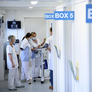 Le personnel médical devant les boxs de vaccination de l'hôpital du Nord vaudois à Yverdon, le 25 janvier 2021. [Keystone - Laurent Gillieron]