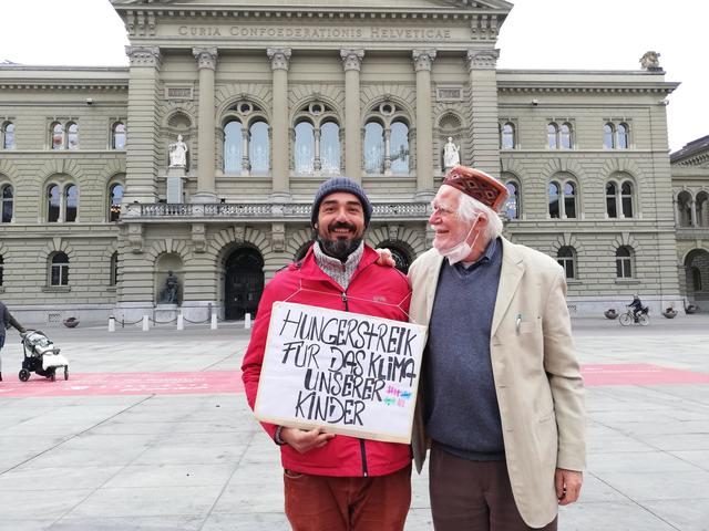 Guillermo Fernandez et le Prof. Jacques Dubochet. Berne, le 19 novembre 2021. ["Je suis un Papa Terrorisé" - Page Facebook]