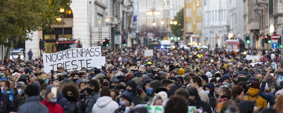 Depuis plusieurs semaines, la ville de Trieste est le théâtre de manifestations anti-pass sanitaire. [Keystone - Paolo Giovannini]