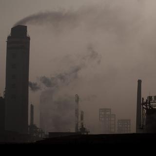 Vue d'une épaisse fumée s'échappant de l'usine de l'industrie chimique Jinhuarun dans un parc d'industrie chimique de la ville de Zekou, dans la ville de Qianjiang de la province du Hubei, en Chine, le 15 janvier 2013. [EPA/ Keystone - How Hwee Young]