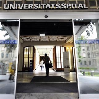 L'Hôpital universitaire de Zurich est occupé à 98% en raison de la cinquième vague de la pandémie. [Walter Bieri]