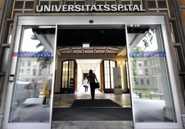 L'Hôpital universitaire de Zurich est occupé à 98% en raison de la cinquième vague de la pandémie. [Walter Bieri]