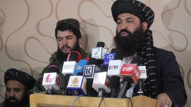 Alam Gul Haqqani, le chef du service afghan des passeports, s'exprime devant la presse. [Keystone - EPA/Maxim Shipenkov]