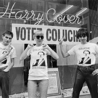 Des supporteurs de la candidature de Coluche à la présidentielle française 1981. [AFP - Pierre Guillaud]