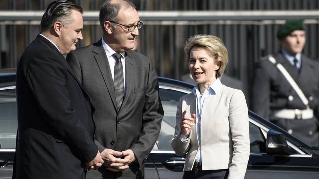 Guy Parmelin et Ursula von der Leyen photographiés en 2017. [Keystone - Clemens Bilan]