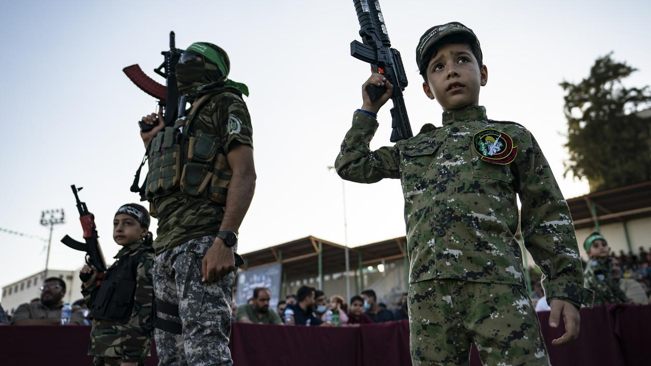 Ces petits Palestiniens portent des armes jouets, mais de nombreux enfants sont recrutés pour les combats et leurs armes sont véritables. [John Minchillo]
