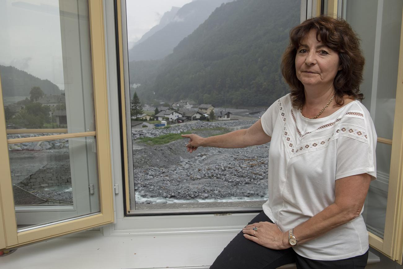 Anna Giacometti, conseillère nationale PLR et ancienne maire de Bregaglia (GR), en visite à Bondo, un an après le glissement de terrain en 2017. [Keystone - Giancarlo Cattaneo]
