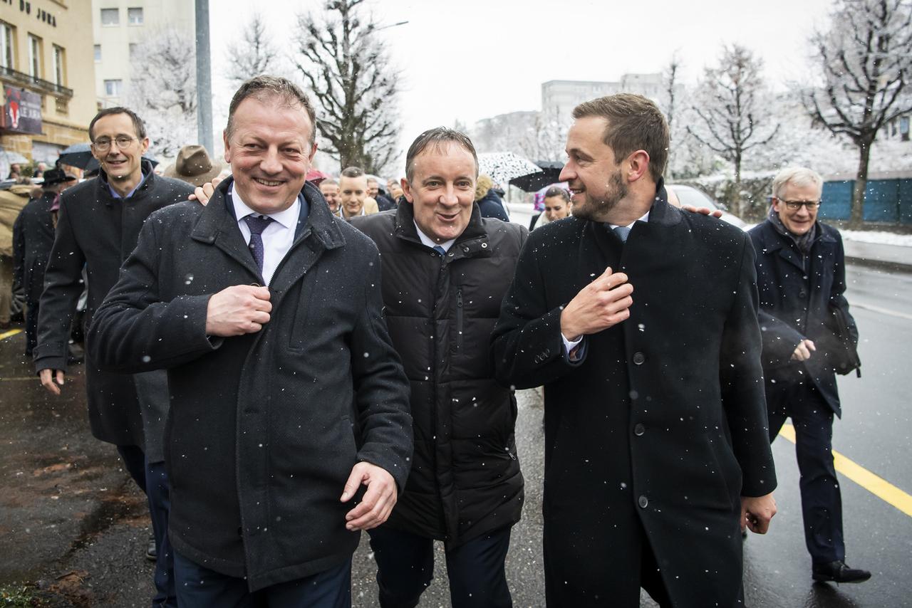 Les nouveaux membres de la droite au Conseil d'Etat fribourgeoise avec de gauche a droite, Olivier Curty (Le Centre), Didier Castella (PLR) Philippe Demierre (UDC), Romain Collaud (PLR) et Jean-Pierre Siggen (Le Centre). [Keystone - Jean-Christophe Bott]