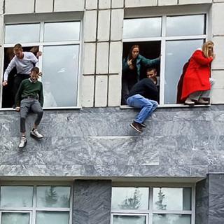 Des étudiants de l'Université de Perm ont sauté des fenêtres du premier étage pour fuir la fusillade. [AFP/Sputnik - Alexey Romanov]