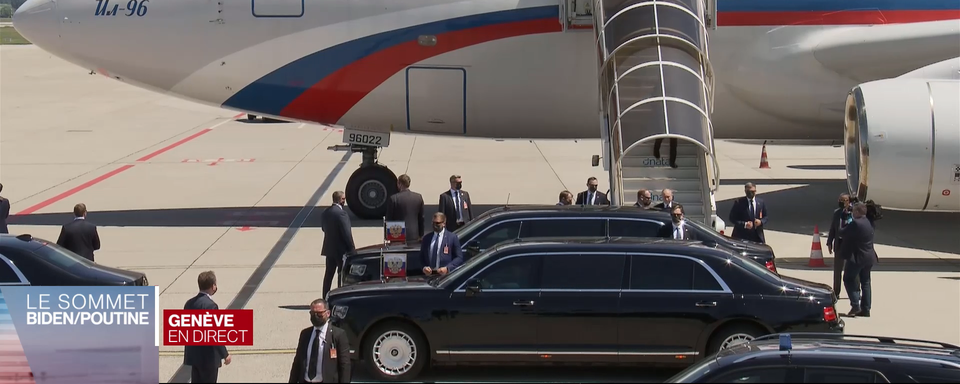 Vladimir Poutine à sa descente de l'avion. [RTS]