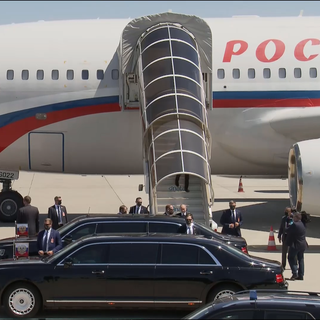 Vladimir Poutine à sa descente de l'avion. [RTS]