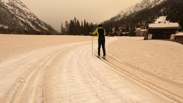 Samedi 6 février: la neige de la piste de ski de fond de La Fouly (VS) est recouverte de sable du Sahara emporté par le vent. [Keystone - Salvatore Di Nolfi]