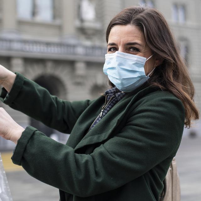 La conseillère nationale Flavia Wasserfallen (PS/Berne) montre son test salivaire Covid-19, avant de le mettre dans le sac prévu à cet effet, et de le rendre au Palais fédéral, le lundi 1er mars. [KEYSTONE - ALESSANDRO DELLA VALLE]