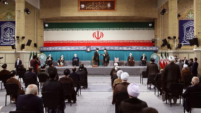 Le Guide suprême Ali Khameini a intronisé mardi l'ultraconservateur Ebrahim Raïssi à la présidence de l'Iran. [AFP - Source officielle]