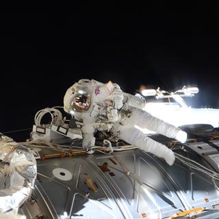 L'astronaute de l'ESATim Peake durant une sortie de 4h43 pour des tâches de réparation.
ESA/NASA [ESA/NASA]