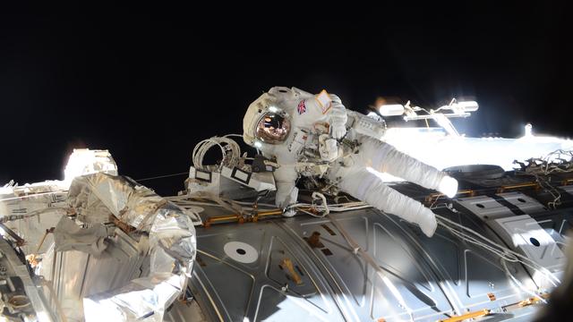L'astronaute de l'ESATim Peake durant une sortie de 4h43 pour des tâches de réparation.
ESA/NASA [ESA/NASA]