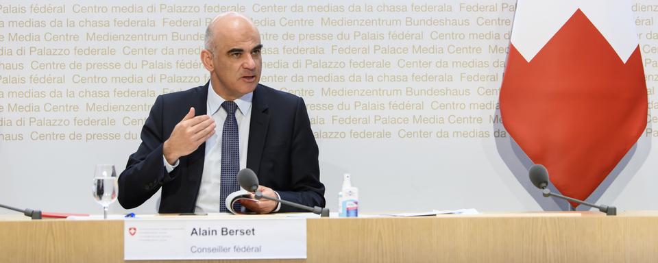 Le responsable fédéral de la santé, Alain Berset, pris en photo à Berne le 16 décembre 2021. [Keystone - Anthony Anex]