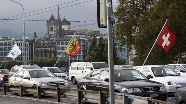 Des automobilistes sur le pont du Mont-Blanc à Genève. [Keystone - Salvatore Di Nolfi]