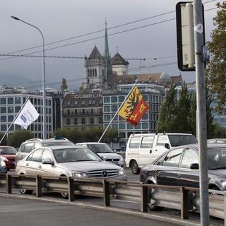 Des automobilistes sur le pont du Mont-Blanc à Genève. [Keystone - Salvatore Di Nolfi]
