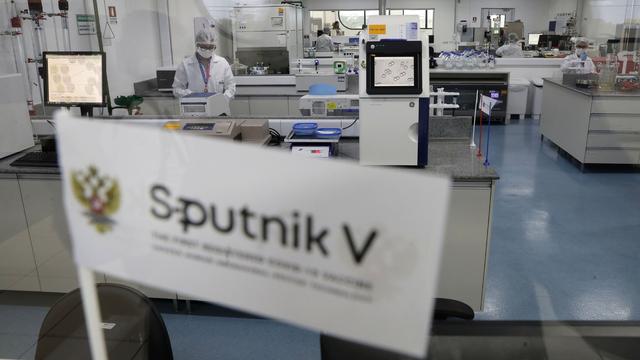 Le Spoutnik V, qui a longtemps été perçu avec méfiance en raison de la rapidité de sa mise au point et l'absence de publication de données scientifiques, a déjà été approuvé par plus de quinze pays, notamment en Amérique du sud. [Keystone - raldo Peres]