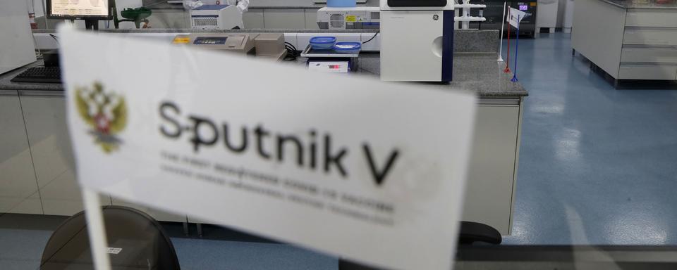 Le Spoutnik V, qui a longtemps été perçu avec méfiance en raison de la rapidité de sa mise au point et l'absence de publication de données scientifiques, a déjà été approuvé par plus de quinze pays, notamment en Amérique du sud. [Keystone - raldo Peres]