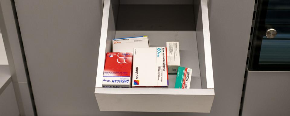 Des médicaments dans une pharmacie en Argovie. [Keystone - Christian Beutler]