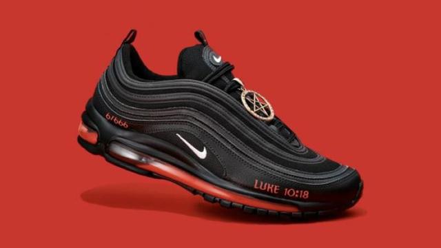 Le modèle, mis en vente par MSCHF, est initialement une basket Air Max 97 fabriquée par Nike. [Capture d'écran]