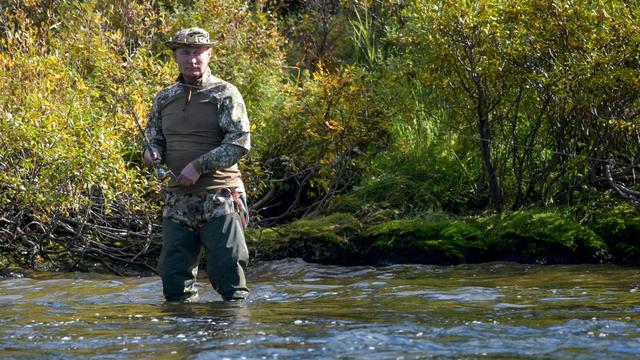 Vladimir Poutine est sorti de l'isolement pour aller pêcher en Sibérie. [Keystone - Kremlin Pool/Sputnik]