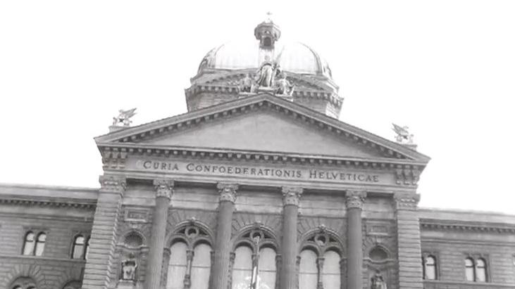 1971, des femmes sous la Coupole du Palais fédéral à Berne.