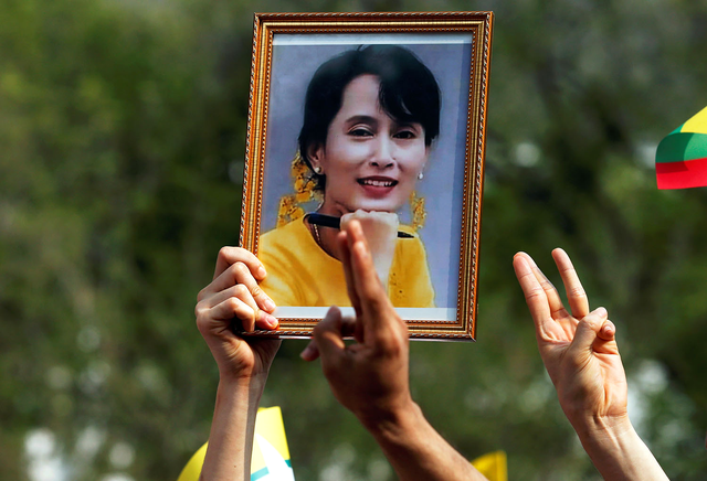 Photo d'Aung San Suu Kyi brandie lors d'une manifestation de soutien à l'ex-dirigeante birmane. [Reuters - Soe Zeya Tun]