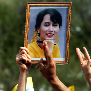 Photo d'Aung San Suu Kyi brandie lors d'une manifestation de soutien à l'ex-dirigeante birmane. [Reuters - Soe Zeya Tun]