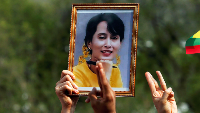 Photo d'Aung San Suu Kyi brandie lors d'une manifestation de soutien à l'ex-dirigeante birmane. [Reuters - Soe Zeya Tun]