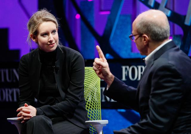 Elizabeth Holmes lors du Fortune Global Forum en 2015. L'entrepreneuse était louée pour son sens de la mise en scène, s'habillant toujours en noir et avec un col roulé...comme Steve Jobs. [AFP - Kimberly White]