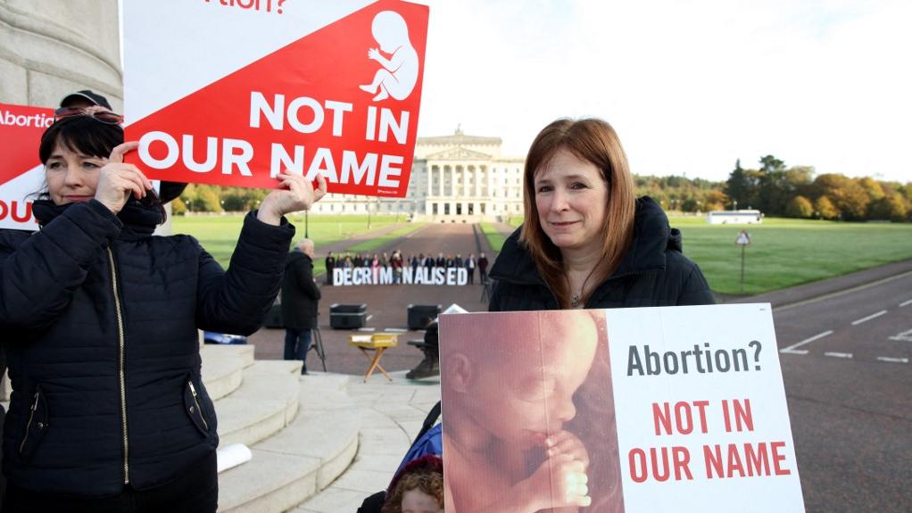 Décriminalisée en octobre 2019 en Irlande, l'interruption volontaire de grossesse (IVG) est désormais censée être accessible jusqu'à vingt-quatre semaines de grossesse. Mais près de 400 femmes ont tout de même dû aller avorter en Angleterre en 2020, faute de services. [AFP - PAUL FAITH]