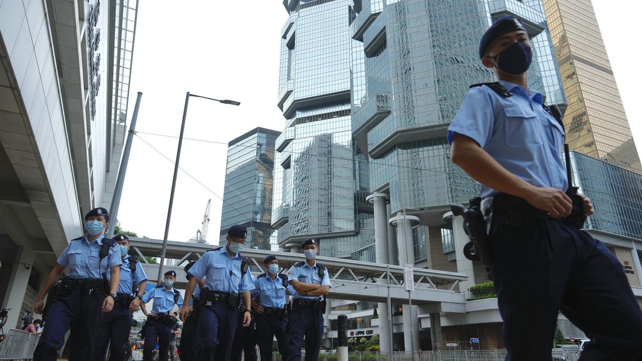 Forces de police devant la tribunal où le jeune homme a été condamné à Hong Kong, 27.07.2021. [AP/Keystone - Vincent Yu]