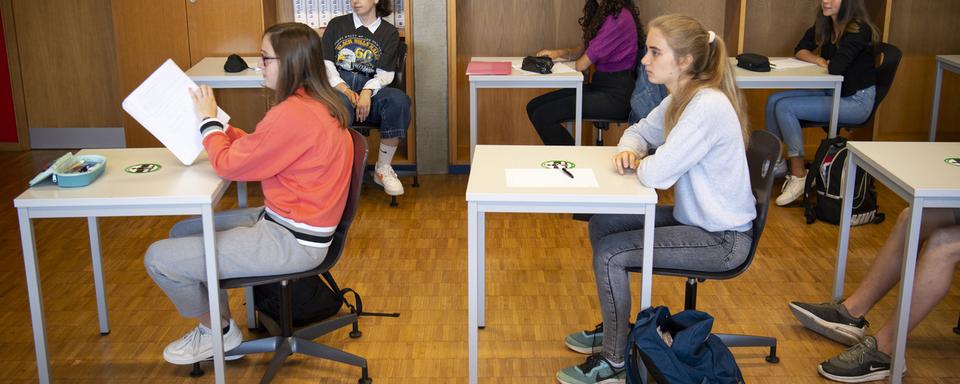 La fermeture des écoles en Suisse pour endiguer la propagation du Covid-19 continue de faire débat. [Keystone - Laurent Gillieron]